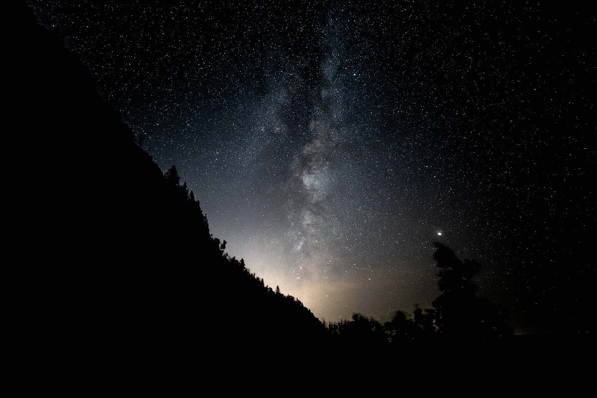 milky way silhouette of mountains and trees duluth